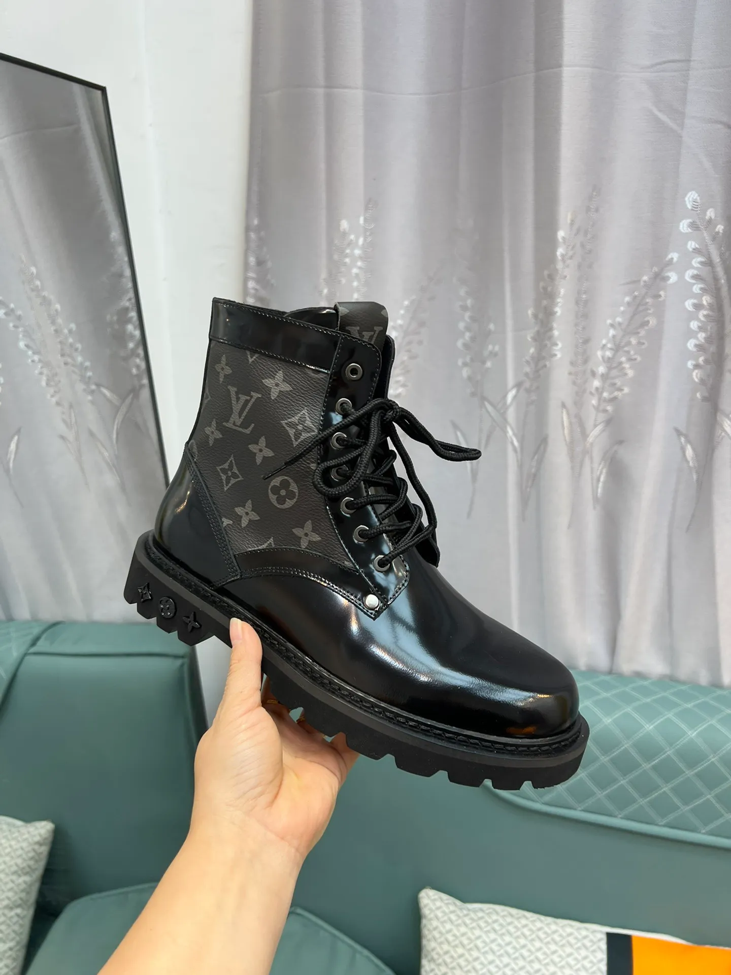 Men's shoes 💰920 L Home - the latest LV men's business casual boots, luxury and nobility are a must. They are all made of imported original first-layer cowhide, just to create a more comfortable wearing experience. ➕Top imported water-dyed full cow lining, original high wear-resistant outsole! 👏👏 Size: Male 39-44; (38 45 46 customized)